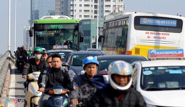 Buýt nhanh BRT bị xe máy chặn đầu khi chạy thử nghiệm - Ảnh 4.