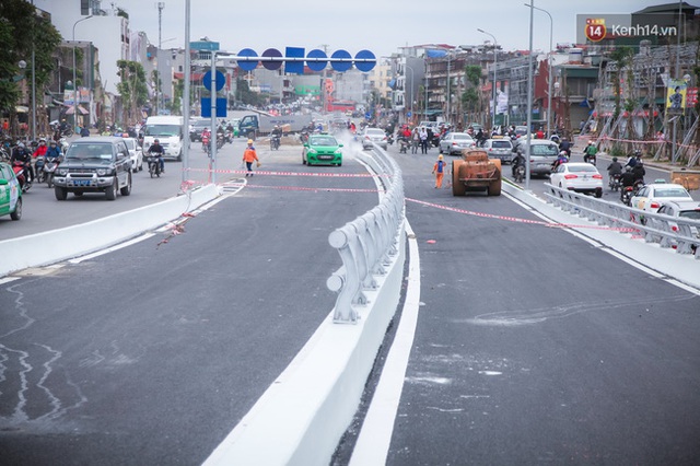 Chùm ảnh: Cầu vượt thép 135 tỷ trên con đường đắt đỏ nhất Thủ đô trước ngày thông xe - Ảnh 5.