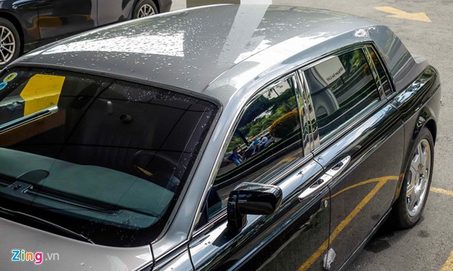 
Hiện tại Việt Nam có vài chiếc Rolls-Royce Phantom được đặt hàng chính hãng như chiếc Mặt trời phương Đông của đại gia điếu cày Thanh Thản, Rolls-Royce Đông Sơn của một đại gia giấu tên ở Hà Nội. Giá trị những chiếc Rolls-Royce Phantom hàng thửa cũng tăng lên khoảng 40 tỷ đến 83 tỷ đồng, cao hơn rất nhiều so với bản của bà Bạch Diệp.
