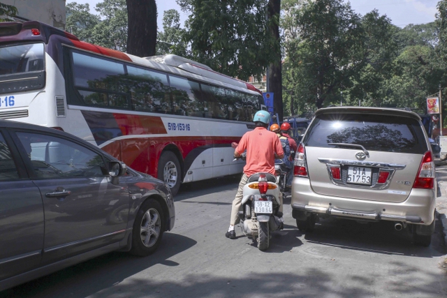 Kiểu dừng đỗ xe ô tô nhức mắt giữa Sài Gòn - Ảnh 5.