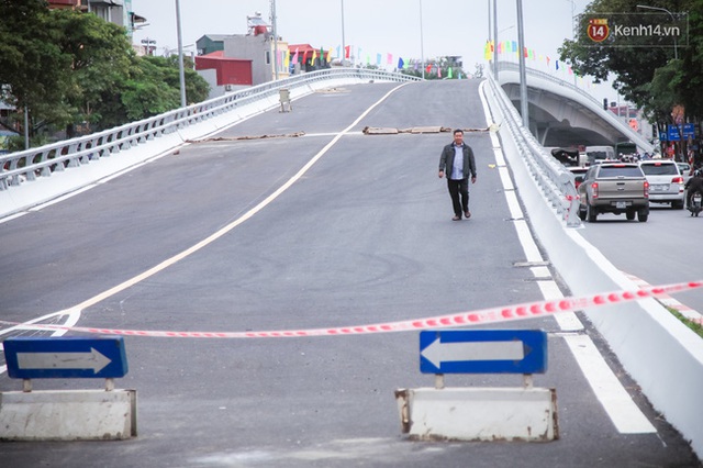 Chùm ảnh: Cầu vượt thép 135 tỷ trên con đường đắt đỏ nhất Thủ đô trước ngày thông xe - Ảnh 6.