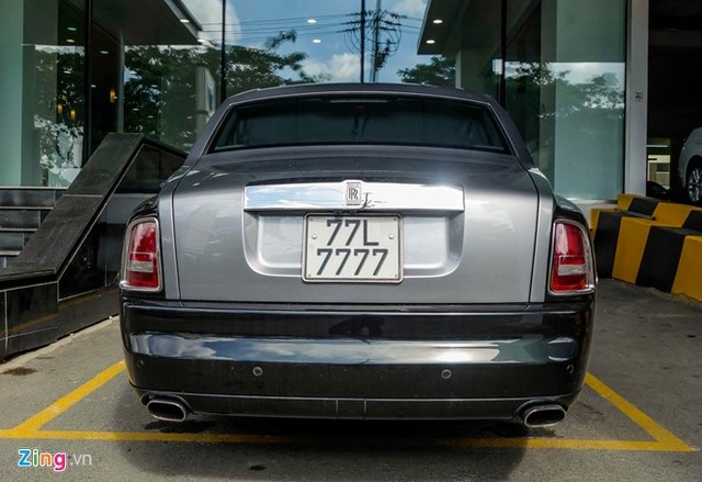 
Chiếc Rolls-Royce này không chỉ gây chú ý bởi được đặt hàng độc nhất vô nhị mà bởi biển số sáu số 7 khá độc. Theo tiết lộ của chủ nhân chiếc xe, giá trị chiếc biển số này bằng hai sân tenis.
