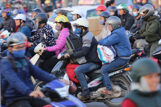Chùm ảnh: Người dân ùn ùn đổ về quê nghỉ lễ, đường phố Hà Nội tắc nghẽn kéo dài - Ảnh 7.