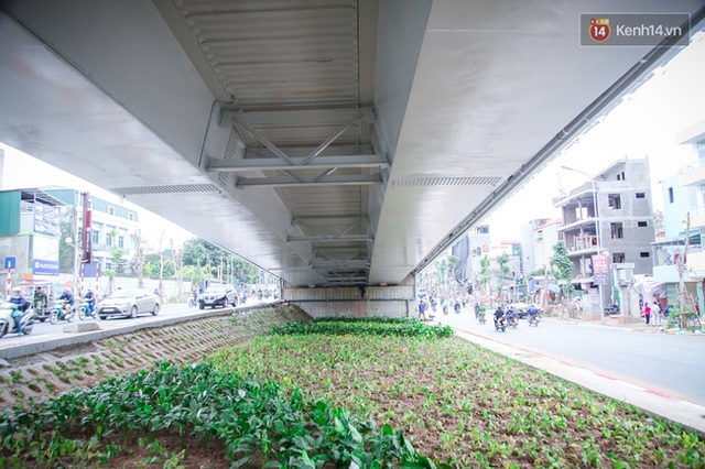 Chùm ảnh: Cầu vượt thép 135 tỷ trên con đường đắt đỏ nhất Thủ đô trước ngày thông xe - Ảnh 8.
