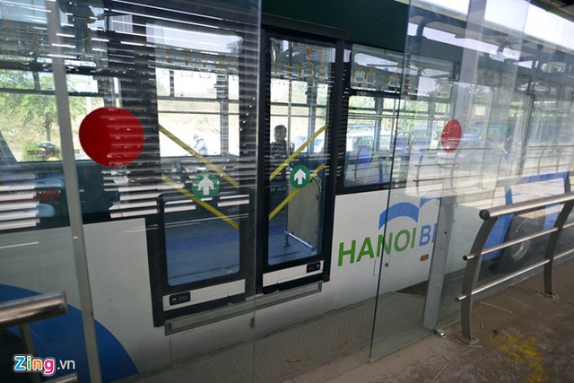 Buýt nhanh BRT bị xe máy chặn đầu khi chạy thử nghiệm - Ảnh 8.