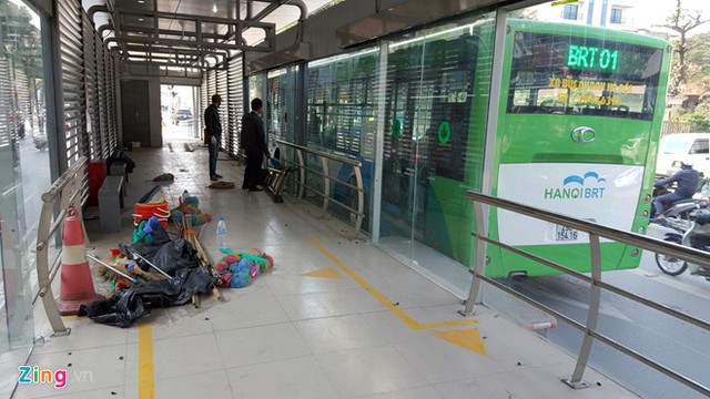 Buýt nhanh BRT bị xe máy chặn đầu khi chạy thử nghiệm - Ảnh 9.