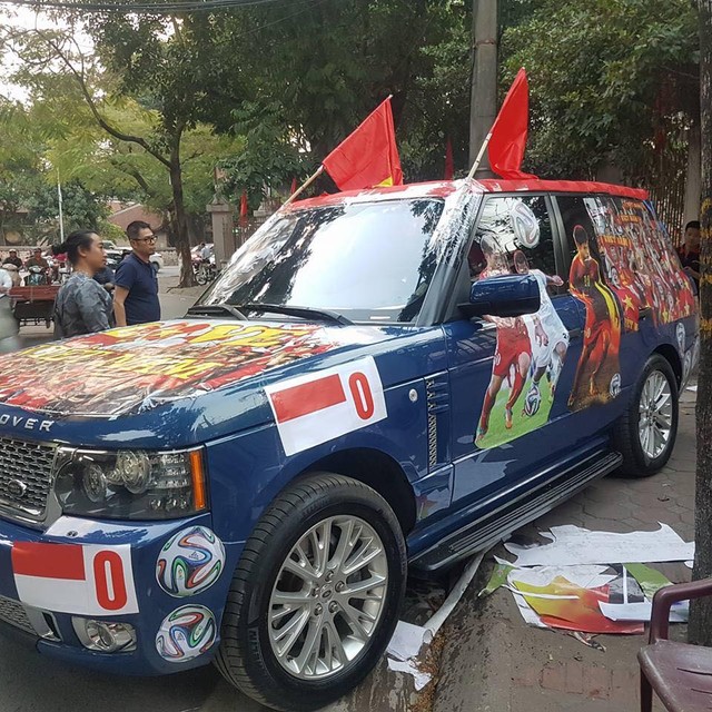 Xôn xao tay chơi Hà thành dùng Range Rover làm xe cổ vũ tuyển Việt Nam - Ảnh 1.