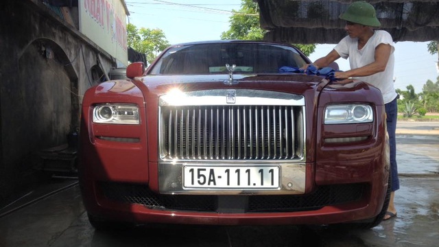 Rolls-Royce Ghost Hải phòng biển "ngũ quý" 1 tắm rửa ngay trên phố