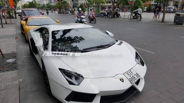 Lamborghini Aventador chính hãng lần đầu dạo phố tại Việt Nam