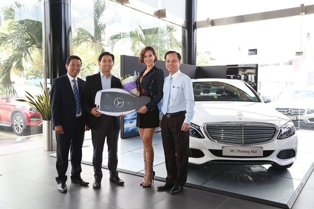 
Siêu mẫu Phương Mai cùng đại diện Mercedes-Benz Việt Nam trong buổi bàn giao chiếc C250 Exclusive.
