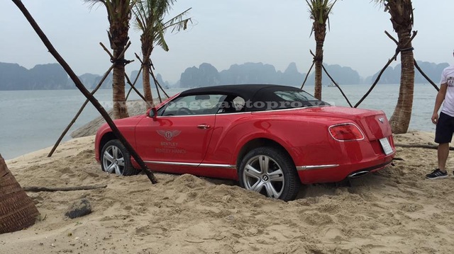 Quảng Ninh: Nghịch cát, xe Bentley mui trần 12 tỷ Đồng gặp nạn