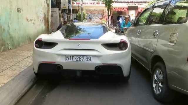 Xem siêu xe Ferrari 488 GTB của Cường "Đô-la" chật vật len lỏi trên phố