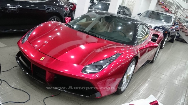 Thêm một chiếc Ferrari 488 GTB thay áo màu crôm độc