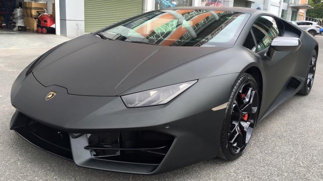 Vừa tìm thấy chủ nhân, Lamborghini Huracan 16,5 tỷ Đồng được thay áo đen nhám cá tính
