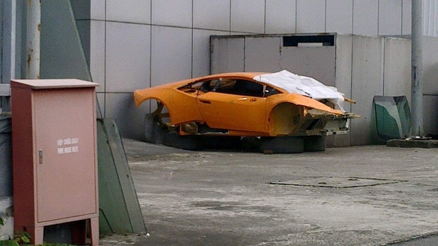 Sau tai nạn kinh hoàng, siêu xe Lamborghini Huracan trơ khung tại Hà Nội