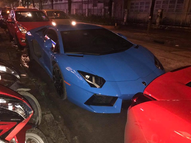 
Lamborghini Aventador LP700-4 màu xanh Lemans độc nhất Việt Nam đỗ sau Ferrari 488 GTB đỏ rực.
