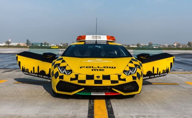 Siêu xe Lamborghini Huracan với lớp áo ấn tượng làm xe dẫn đường tại sân bay - Ảnh 1.
