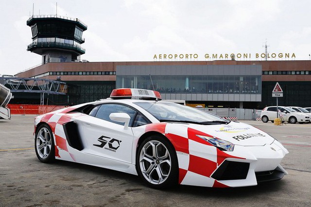 Siêu xe Lamborghini Huracan với lớp áo ấn tượng làm xe dẫn đường tại sân bay - Ảnh 3.