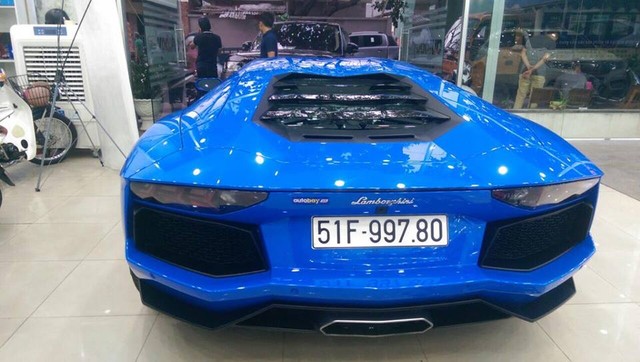 Siêu xe Lamborghini Aventador màu độc tại Việt Nam ra biển trắng - Ảnh 2.