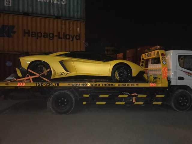 Xem siêu xe Lamborghini Aventador SV mui trần lăn bánh tại Hà Nội - Ảnh 1.
