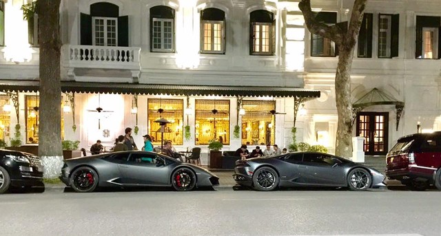 
Cặp đôi Lamborghini Huracan xuất hiện trên phố cùng nhau với hai gã vệ sỹ Range Rover chốt đầu và đuôi. Trong đó chiếc dẫn đầu là bản SVAutobiography với ngoại thất hai màu đỏ mận-đen.
