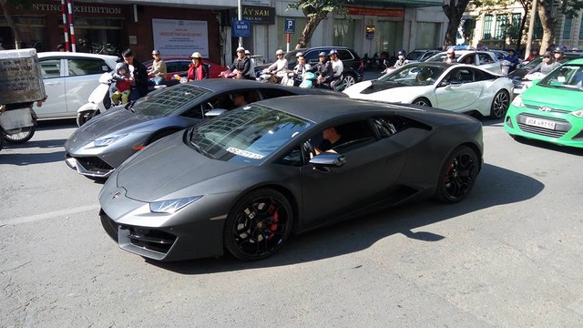
Lamborghini Huracan LP610-4 ngoài cùng bên trái, kế bên là Huracan LP580-2 đen nhám. Phía sau còn có BMW i8.
