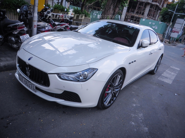 
Ngoài 4 chiếc siêu xe buổi tụ tập của các đại gia Sài thành còn có sự xuất hiện của chiếc sedan tầm trung Maserati Ghibli.
