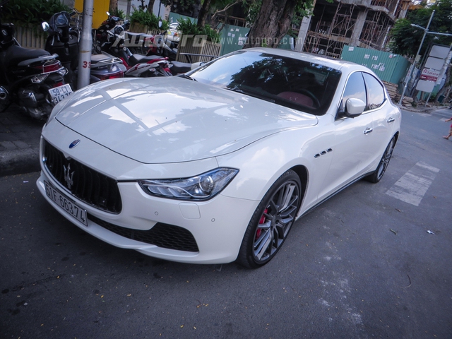 Ngoài 4 chiếc siêu xe buổi tụ tập của các đại gia Sài thành còn có sự xuất hiện của chiếc sedan tầm trung Maserati Ghibli.