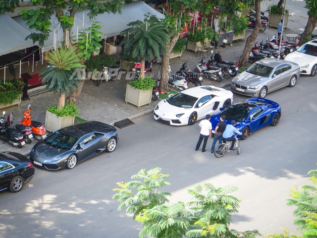 
Sau hai ngày ra biển trắng, chiếc siêu xe Mclaren 650S Spider thuộc sở hữu của đại gia Phạm Trần Nhật Minh hay còn gọi Minh Nhựa được cho dạo phố cuối tuần và hẹn hò cùng với 3 chiếc siêu xe Lamborghini khác tại một quán cà phê quận 7.
