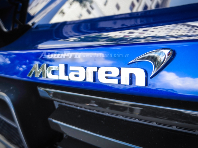 
McLaren 650S được phát triển dựa trên người anh 12C với khung sườn bằng chất liệu sợi carbon giúp trọng lượng của siêu xe này giảm xuống khoảng 1.370 kg.

