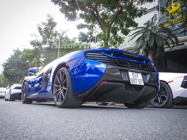 
McLaren 650S Spider màu xanh dương xuất hiện tại Việt Nam vào cuối tháng 7 năm nay. Hai tháng sau đó, chiếc siêu xe mui trần được đại gia Minh Nhựa rước về garage cùng với hàng độc Lamborrghini Aventador LP750-4 SV màu xanh dương tông xuyệt tông.
