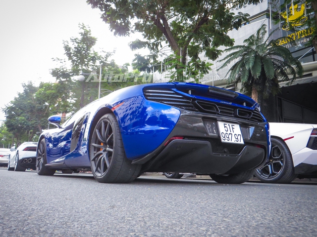 McLaren 650S Spider màu xanh dương xuất hiện tại Việt Nam vào cuối tháng 7 năm nay. Hai tháng sau đó, chiếc siêu xe mui trần được đại gia Minh Nhựa rước về garage cùng với hàng độc Lamborrghini Aventador LP750-4 SV màu xanh dương tông xuyệt tông.