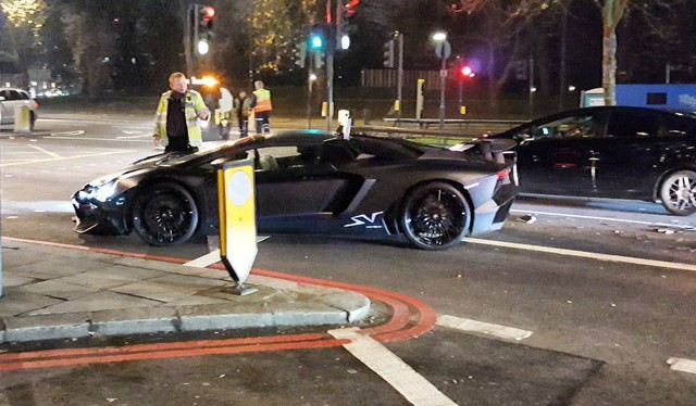 Lamborghini Aventador SV mui trần hư hỏng nặng sau cuộc đua tốc độ trên phố - Ảnh 6.