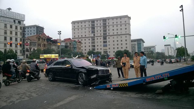 Hà Nội: Tài xế Mercedes-Benz S400 vượt đèn đỏ gây tai nạn kinh hoàng trên phố - Ảnh 4.