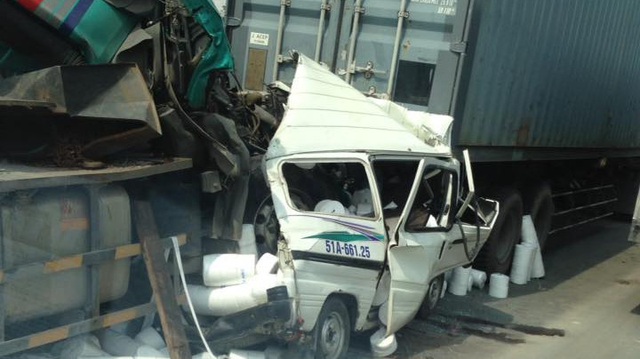 Sài Gòn: Container gây tai nạn kinh hoàng cầu Phú Mỹ, một người tử vong
