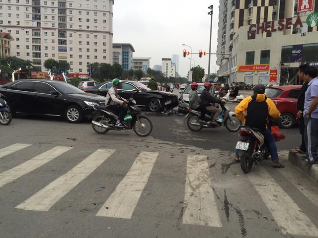Hà Nội: Tài xế Mercedes-Benz S400 vượt đèn đỏ gây tai nạn kinh hoàng trên phố - Ảnh 1.