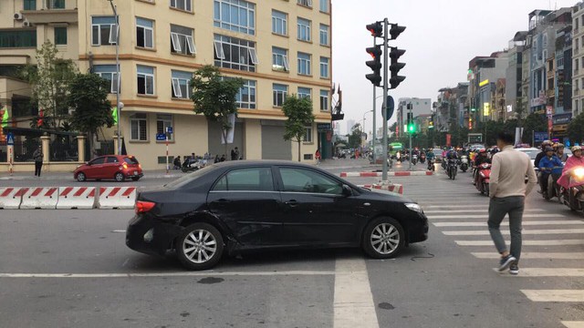 Hà Nội: Tài xế Mercedes-Benz S400 vượt đèn đỏ gây tai nạn kinh hoàng trên phố - Ảnh 3. Hà Nội: Tài xế Mercedes-Benz S400 vượt đèn đỏ gây tai nạn kinh hoàng trên phố - Ảnh 3.