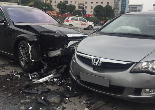Hà Nội: Tài xế Mercedes-Benz S400 vượt đèn đỏ gây tai nạn kinh hoàng trên phố - Ảnh 2.
