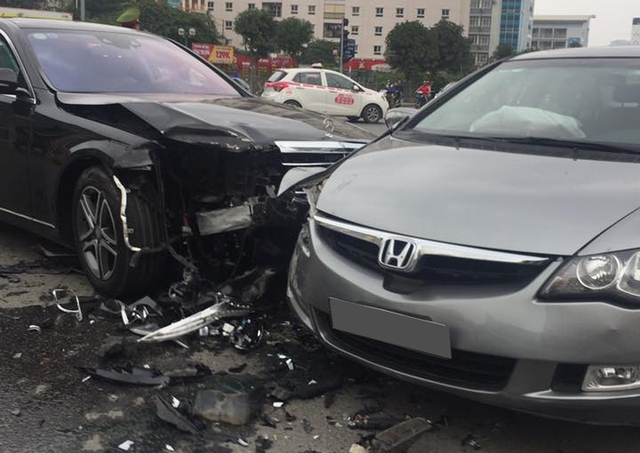 Hà Nội: Tài xế Mercedes-Benz S400 vượt đèn đỏ gây tai nạn kinh hoàng trên phố - Ảnh 2. Hà Nội: Tài xế Mercedes-Benz S400 vượt đèn đỏ gây tai nạn kinh hoàng trên phố - Ảnh 2.