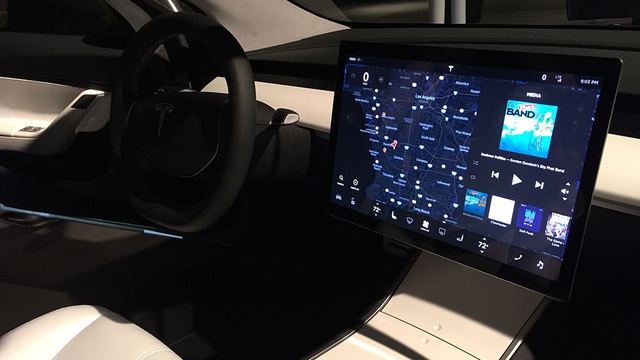 LG sản xuất màn hình cảm ứng "vô địch kích thước" cho Tesla Model 3