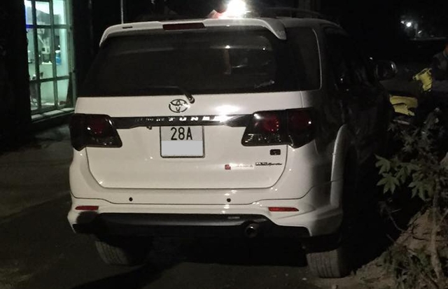 Hòa Bình: Toyota Fortuner nát đầu khi tông vào cột điện - Ảnh 2.