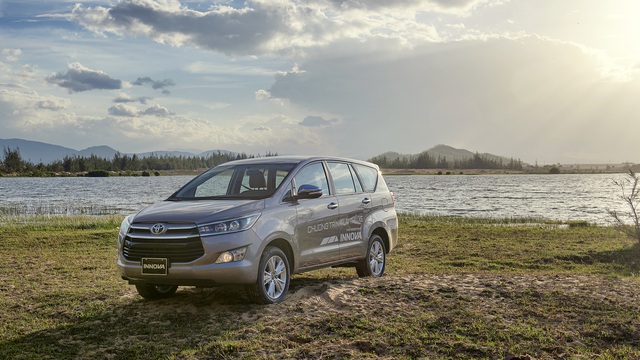 Toyota Innova mới vẫn đắt khách trong tháng Ngâu