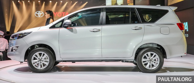 
Một trang bị tiêu chuẩn nữa của Toyota Innova 2016 tại Malaysia là bộ vành hợp kim 16 inch, cửa sổ bên chỉnh điện và tay nắm cửa trùng màu thân. Chỉ có bản 2.0G đi kèm tay nắm cửa mạ crôm.
