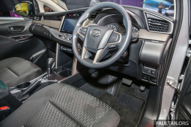 
Tính năng giải trí của Toyota Innova 2016 bản tiêu chuẩn bao gồm đầu đĩa CD, cổng USB, điều hòa không khí chỉnh cơ, 4 cửa gió trên trần dành cho hàng ghế sau, ghế bọc nỉ, ghế lái chỉnh cơ 6 hướng và vô lăng 3 chấu.
