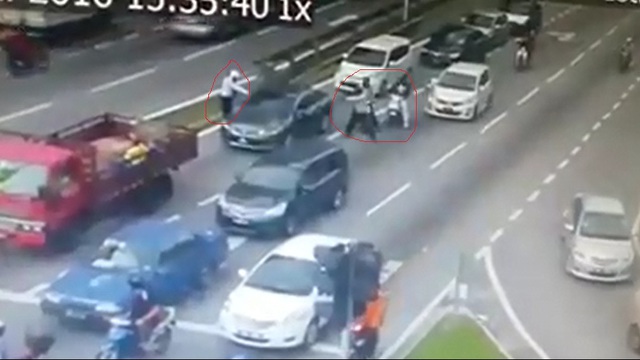 Malaysia: 4 người đi xe máy bắn chết người đàn ông ngồi trong ô tô ngay trên phố