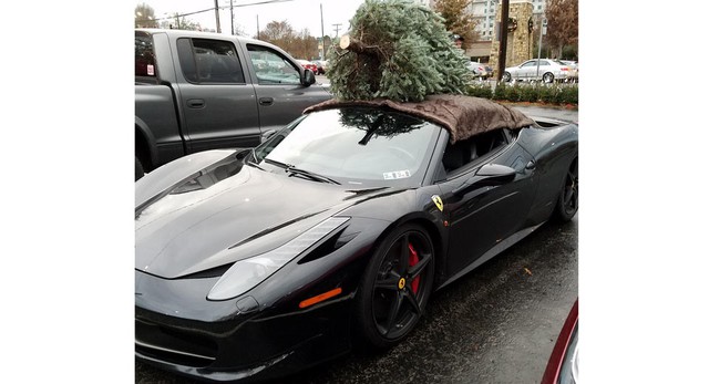 Choáng với màn vận chuyển cây Giáng sinh bằng siêu xe Ferrari 458 Italia - Ảnh 1.