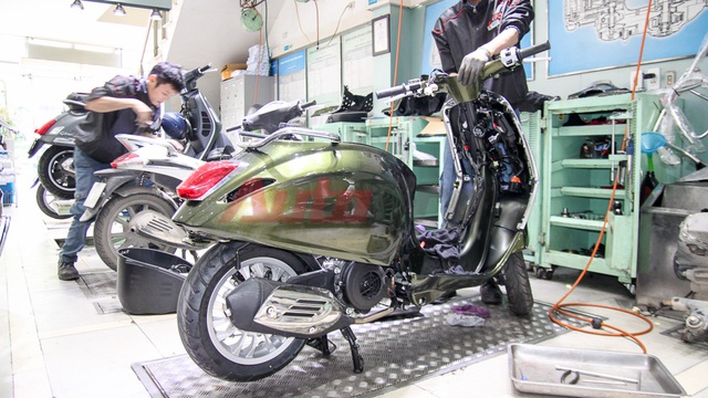 Khám phá "nội thất" Vespa Sprint: Linh kiện sắp xếp gọn gàng, không dễ tháo lắp