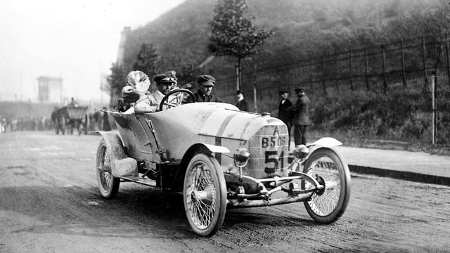 
Prinz Heinrich là mẫu xe thể thao do nhà sản xuất Austro-Daimler kết hợp cùng Benz sản xuất ra vào những năm 1910-1913. Mẫu xe thể thao này sở hữu động cơ 4 xi-lanh dung tích 5.7L và có khả năng sản sinh ra công suất tối đa 95 mã lực.
