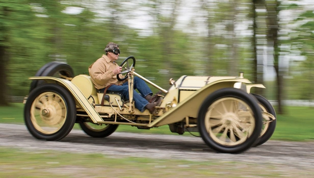 
Mercer Type 35R Raceabout là một mẫu xe đua được sản xuất từ năm 1910 - 1914 và là một thương hiệu xe đến từ Mỹ. Chiếc xe này có khả năng đạt tốc độ tối đa 140km/h nhờ vào khối động cơ 4.8L với công suất tối đa 55 mã lực và hộp số sàn 4 cấp.
