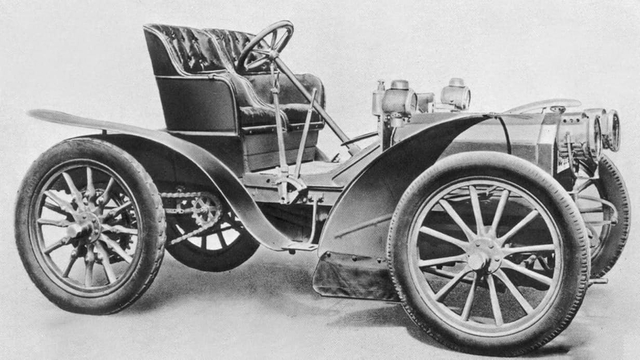 
Fiat 24-32 hp Corsa lần đầu tiên được giới thiệu vào năm 1903 và là mẫu xe thể thao có động cơ khủng lên tới 7.238cc và sản sinh công suất tối đa lên tới 40 mã lực. Vào thời điểm đó, Fiat 24-32 hp Corsa thực sự là một chiếc siêu xe thể thao khi có thể đạt tốc độ tối đa 75km/h.
